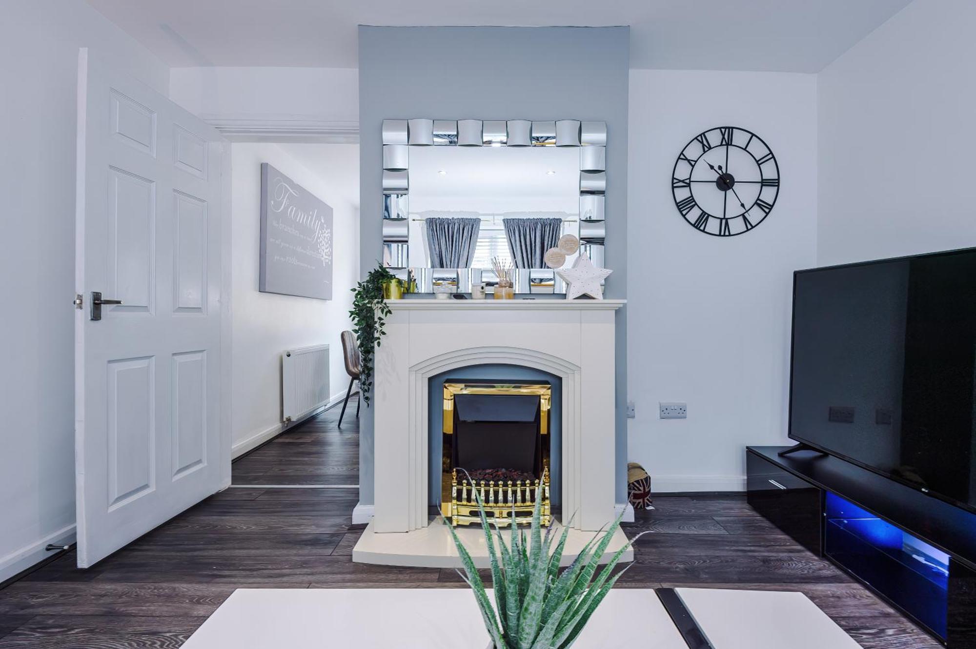 Comfort Place - 3 Bedroom House In - Sleeps 6 Holiday home Chester