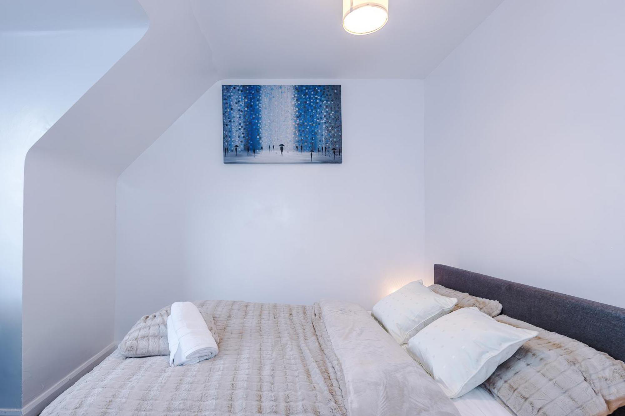 Comfort Place - 3 Bedroom House In - Sleeps 6 *