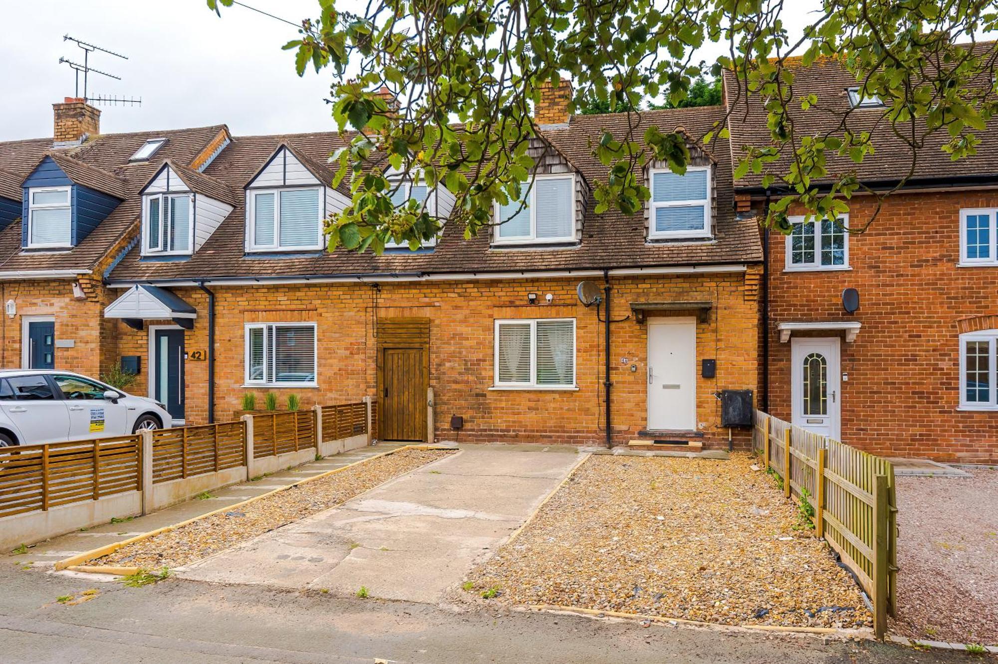 Comfort Place - 3 Bedroom House In - Sleeps 6 *
